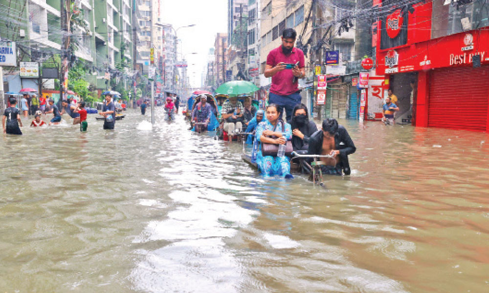 টানা বর্ষণে বিপর্যস্ত রাজধানী, জলাবদ্ধতায় স্থবির জনজীবন