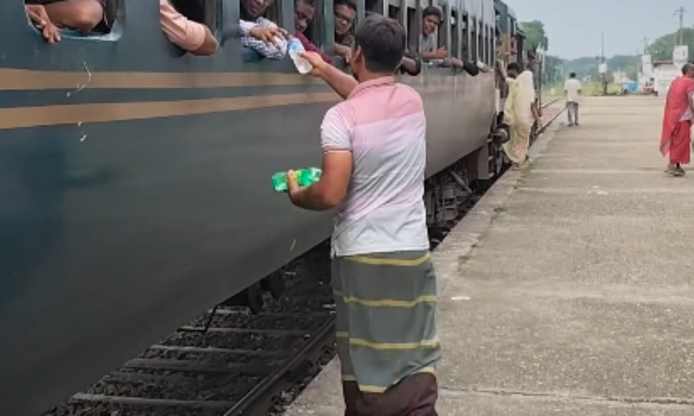 ৬ বছর ধরে বিনা মূল্যে ট্রেনযাত্রীদের তৃষ্ণা মেটান ‘মুন্নু শেখ’