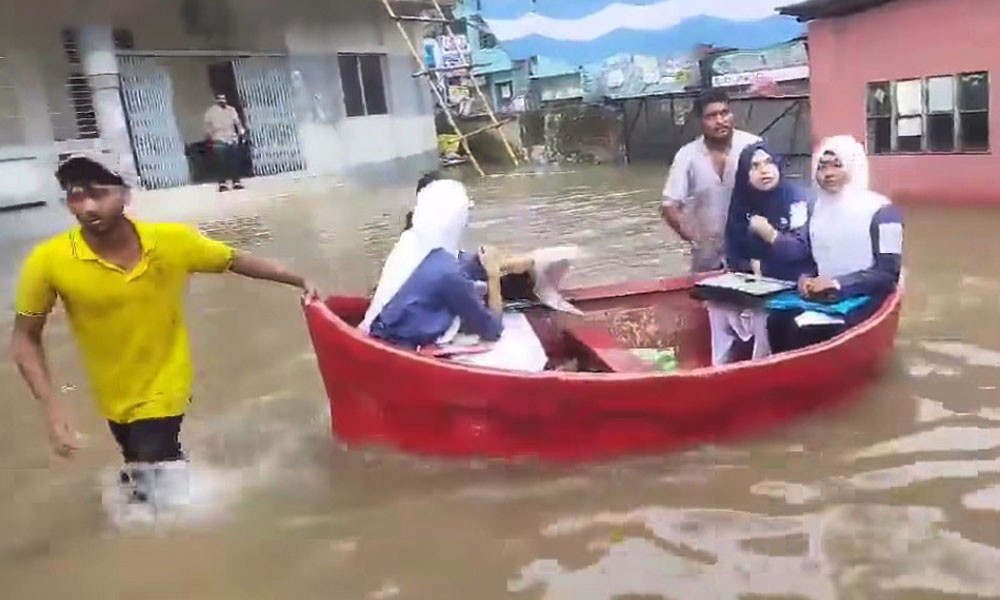 নৌকায় চড়ে কেন্দ্রে এইচএসসি পরীক্ষার্থীরা