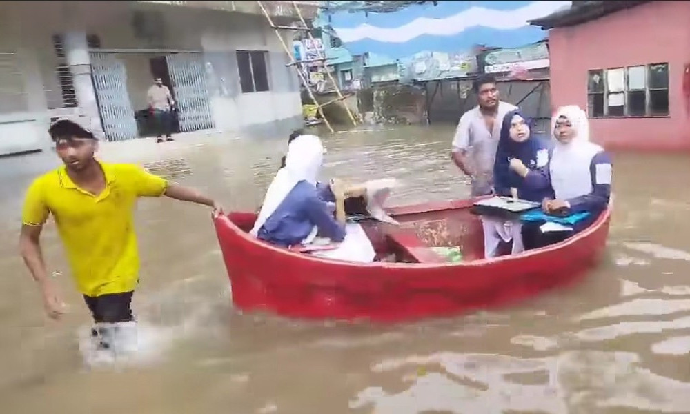বৃষ্টিতে তলিয়ে গেছে কুমিল্লার সড়ক, নৌকা দিয়ে এসএসসি পরীক্ষার্থীদের পারাপার