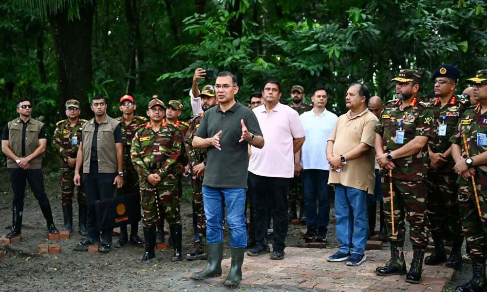 বিস্তীর্ণ জঙ্গলে সেনাবাহিনীর মহড়া পরিদর্শন করলেন প্রধানমন্ত্রী
