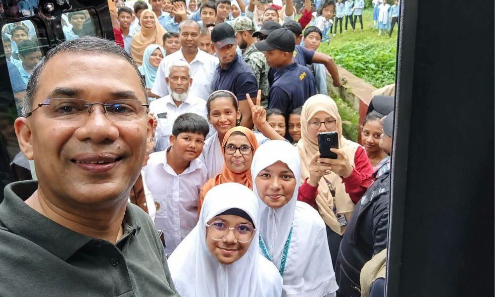 শিক্ষার্থীদের অনুরোধে সেলফি, ক্রীড়াসামগ্রীও দিলেন প্রধানমন্ত্রী