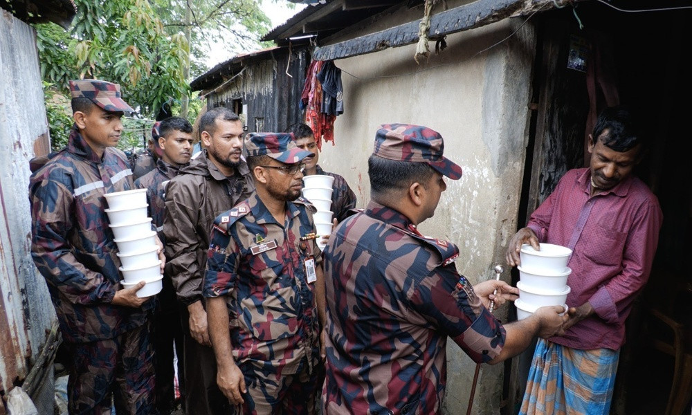 হবিগঞ্জের বন্যাকবলিত এলাকায় বিজিবির ফ্রি মেডিকেল ক্যাম্প, ড্রোনে ত্রাণ বিতরণ