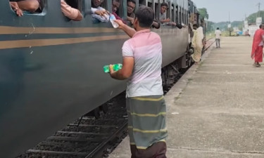 ৬ বছর ধরে বিনা মূল্যে ট্রেনযাত্রীদের তৃষ্ণা মেটান ‘মুন্নু শেখ’