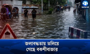 ভারি বৃষ্টিতে পুরান ঢাকার অলিগলিতে জলাবদ্ধতা
