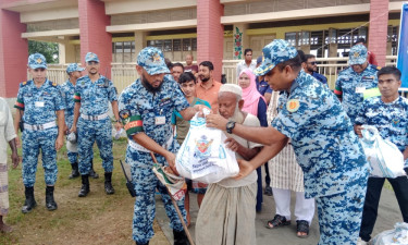 কমলগঞ্জে বন্যার্তদের মাঝে বিমানবাহিনীর ত্রাণ বিতরণ