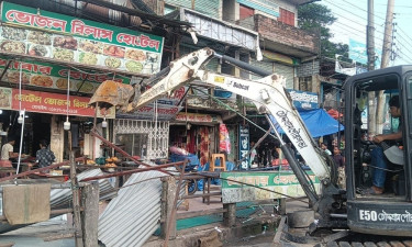 যানজট নিরসনে চৌদ্দগ্রামে মহাসড়কের পাশে উচ্ছেদ অভিযান