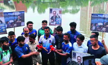 সংস্কার কাজ শুরু না হওয়ায় ঢাবির জলাবদ্ধ মাঠে মাছ ছাড়লেন ডাকসু নেতারা