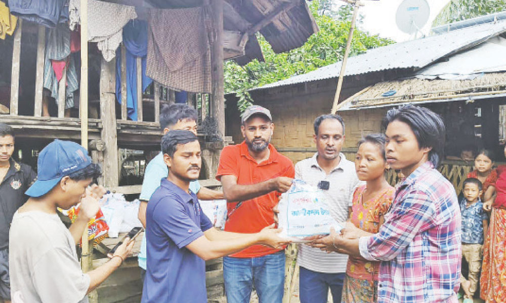 আলীকদমের দুর্গম পাড়ায় ত্রাণ বিতরণ