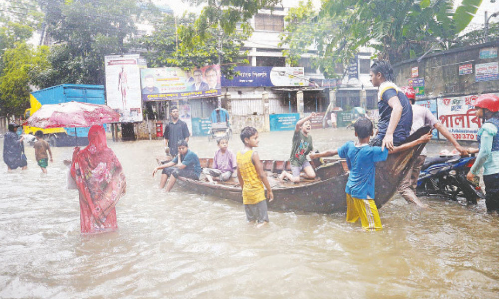 টানা বৃষ্টিতে রাজধানীর বেশির ভাগ এলাকা জলাবদ্ধ হয়