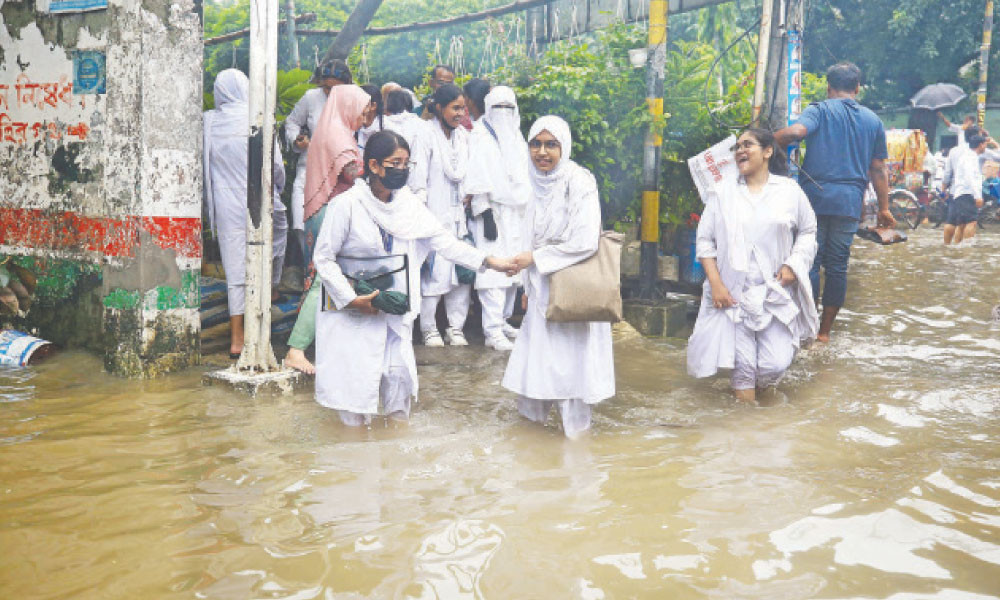 এইচএসসি পরীক্ষা শেষে রাজধানীর মতিঝিল