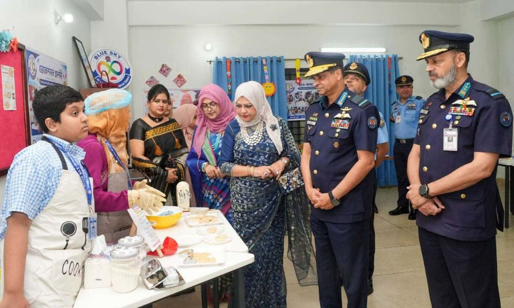 ‘ব্লু স্কাই’ স্কুল পরিদর্শন করলেন বিমান বাহিনী প্রধান