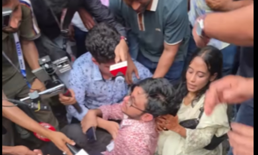 শিক্ষামন্ত্রীর পদত্যাগের দাবিতে এসে অসুস্থ এক শিক্ষার্থী