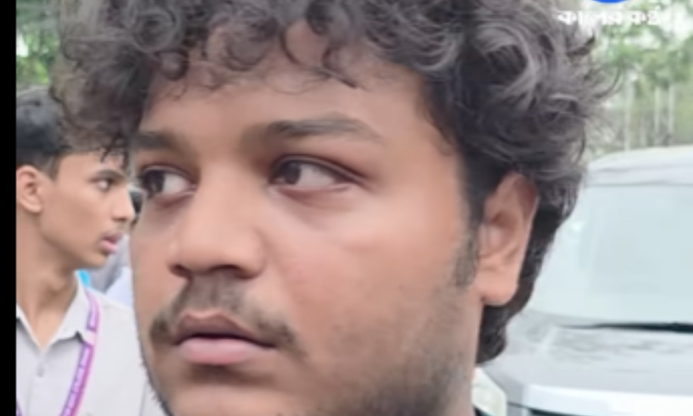 ‘শিক্ষামন্ত্রীর সন্তানরা আমেরিকা থেকে পড়াশোনা করছে, আমাদের কষ্ট কিভাবে বুঝবো’