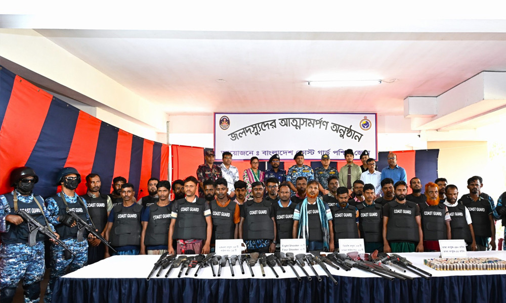 বিপুল আগ্নেয়াস্ত্রসহ বনদস্যু ‘ছোট জাহাঙ্গীর’ বাহিনীর ২৭ সদস্যের আত্মসমর্পণ
