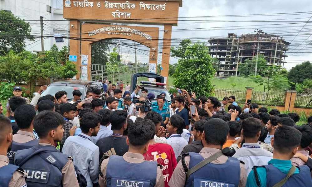 বরিশালে শিক্ষামন্ত্রীর পদত্যাগের দাবিতে মহাসড়ক অবরোধ শিক্ষার্থীদের