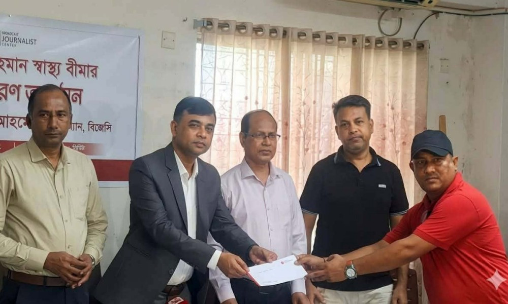 স্বাস্থ্য বীমার চেক পেলেন ১৮ সাংবাদিক