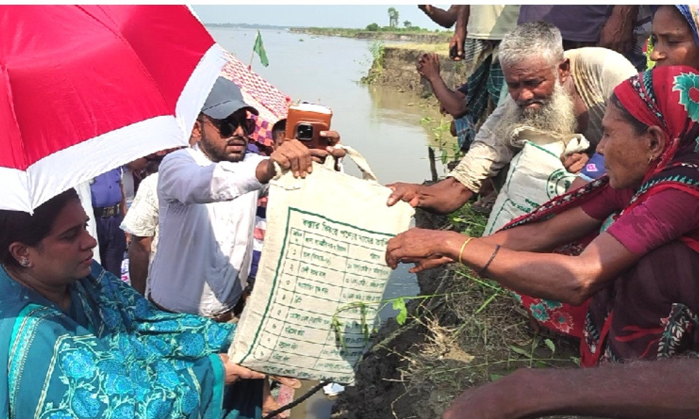 কালের কণ্ঠে সংবাদ প্রচারের পর ভাঙনকবলিত মানুষের মাঝে খাদ্যসামগ্রী বিতরণ