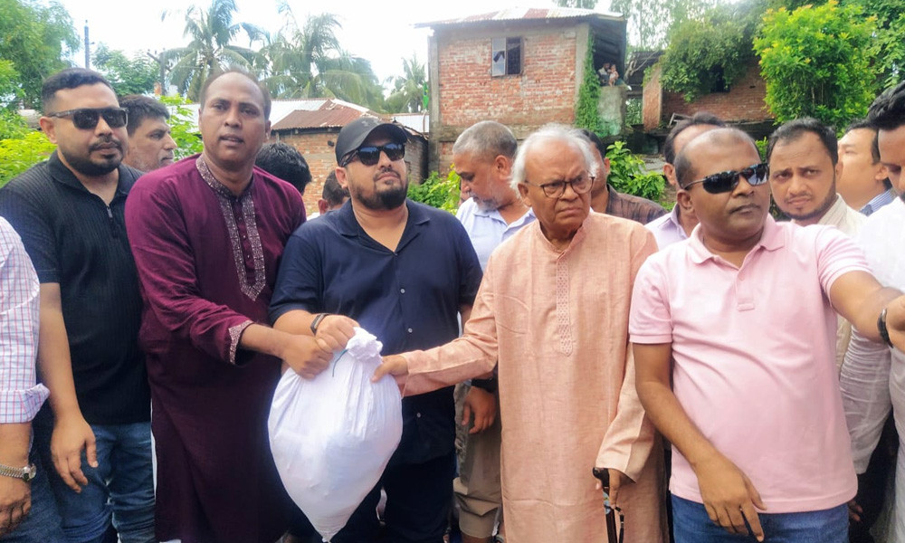 চট্টগ্রামে বন্যাদুর্গত পরিবারের পাশে রিজভী ও মীর হেলাল