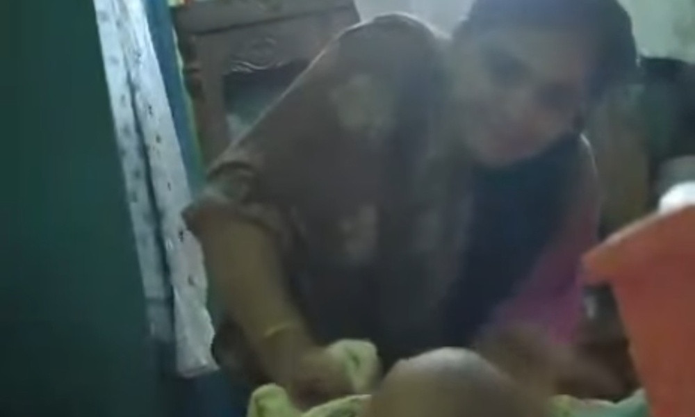 নরসিংদীতে শিশুর পা ভেঙে দিল চাচি, ভিডিও ভাইরাল