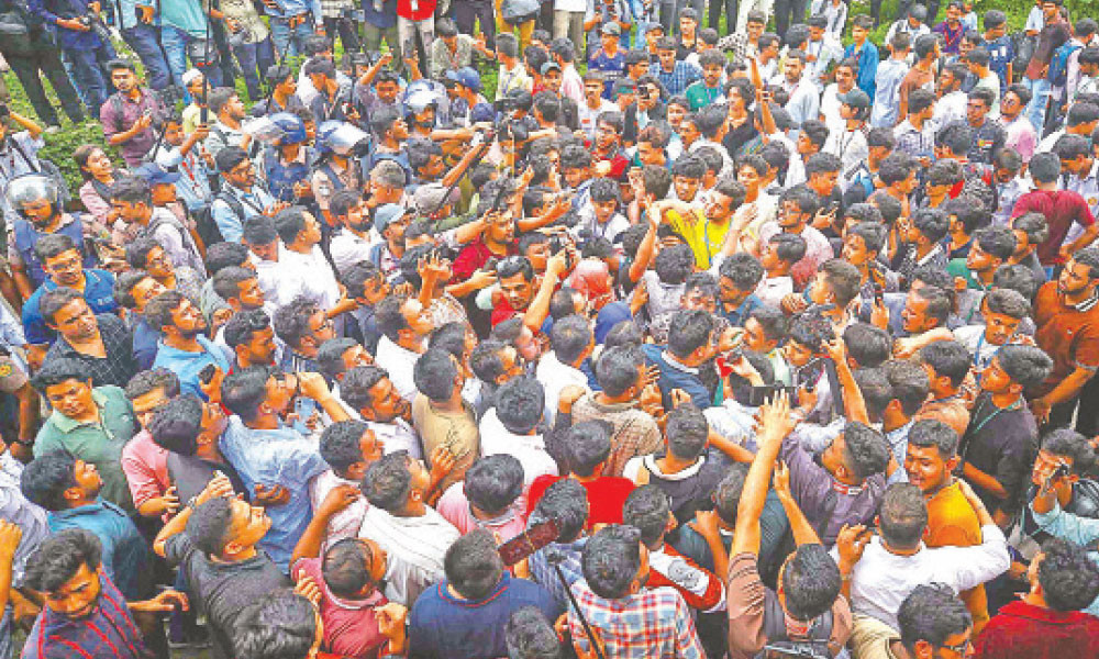এইচএসসি পরীক্ষার্থীদের বিক্ষোভ-সড়ক অবরোধ