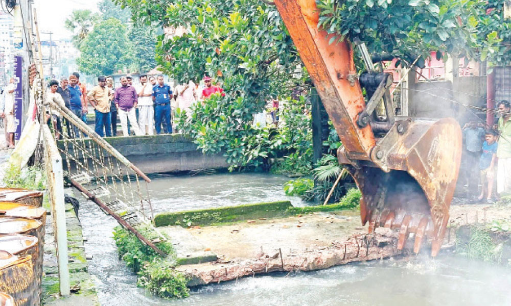 দখলে সংকুচিত কান্দি খাল