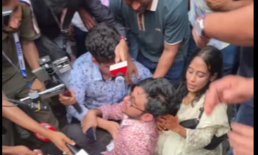 শিক্ষামন্ত্রীর পদত্যাগের দাবিতে এসে অসুস্থ এক শিক্ষার্থী