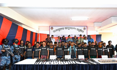 বিপুল আগ্নেয়াস্ত্রসহ বনদস্যু ‘ছোট জাহাঙ্গীর’ বাহিনীর ২৭ সদস্যের আত্মসমর্পণ