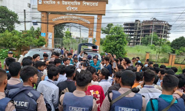 বরিশালে শিক্ষামন্ত্রীর পদত্যাগের দাবিতে মহাসড়ক অবরোধ শিক্ষার্থীদের
