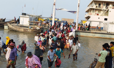হাতিয়ায় মাঝ নদীর চরে যাত্রীবাহী ফেরি আটকা, দুর্ভোগে যাত্রীরা