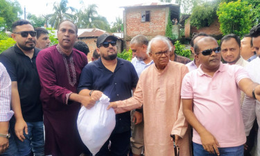 চট্টগ্রামে বন্যাদুর্গত পরিবারের পাশে রিজভী ও মীর হেলাল