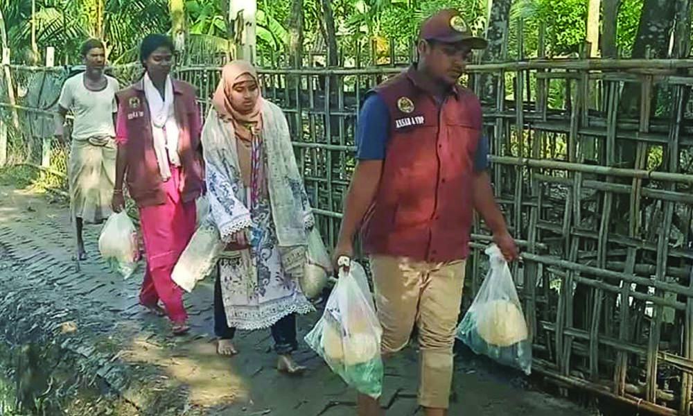 বাঁশখালীতে বন্যাদুর্গত ৪০০ পরিবারে আনসার-ভিডিপির ত্রাণ