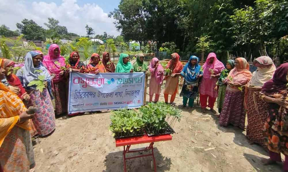 গ্রামীণ নারীদের স্বাবলম্বী করতে বসুন্ধরা শুভসংঘের সবজির চারা বিতরণ