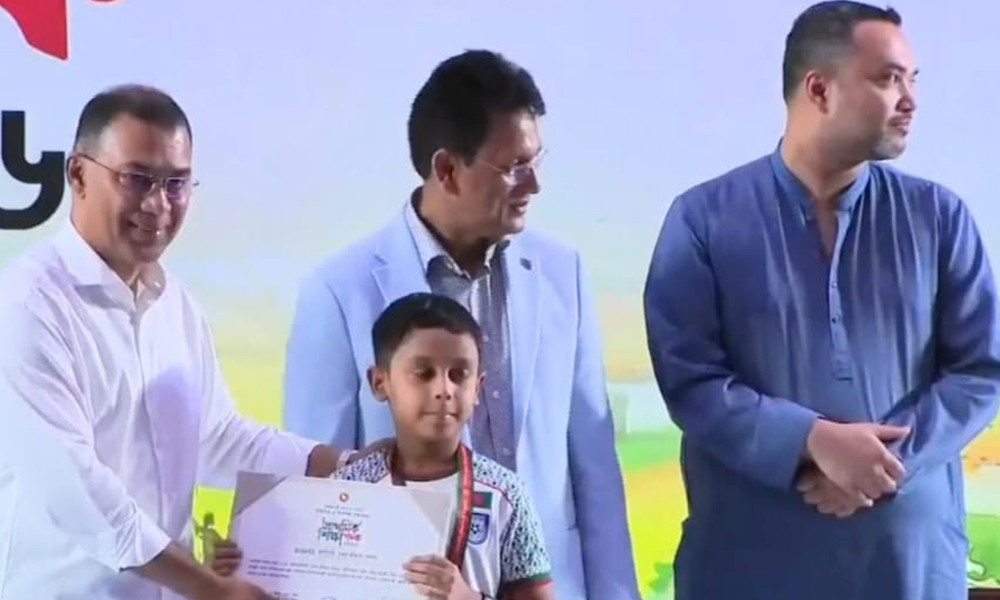 প্রধানমন্ত্রীর হাত থেকে জাতীয় প্রাথমিক শিক্ষা পদক নিল বোয়ালখালীর মনীশ