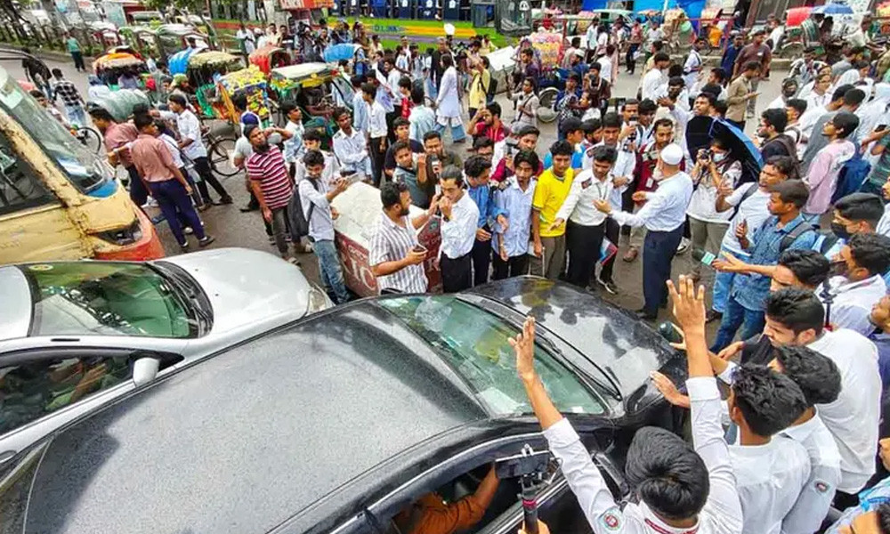 শিক্ষা ভবনের সামনে নিরাপত্তা জোরদার