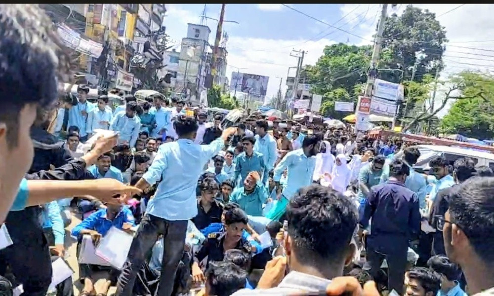 শিক্ষামন্ত্রীর পদত্যাগ দাবিতে ফেনীতে এইচএসসি পরীক্ষার্থীদের সড়ক অবরোধ