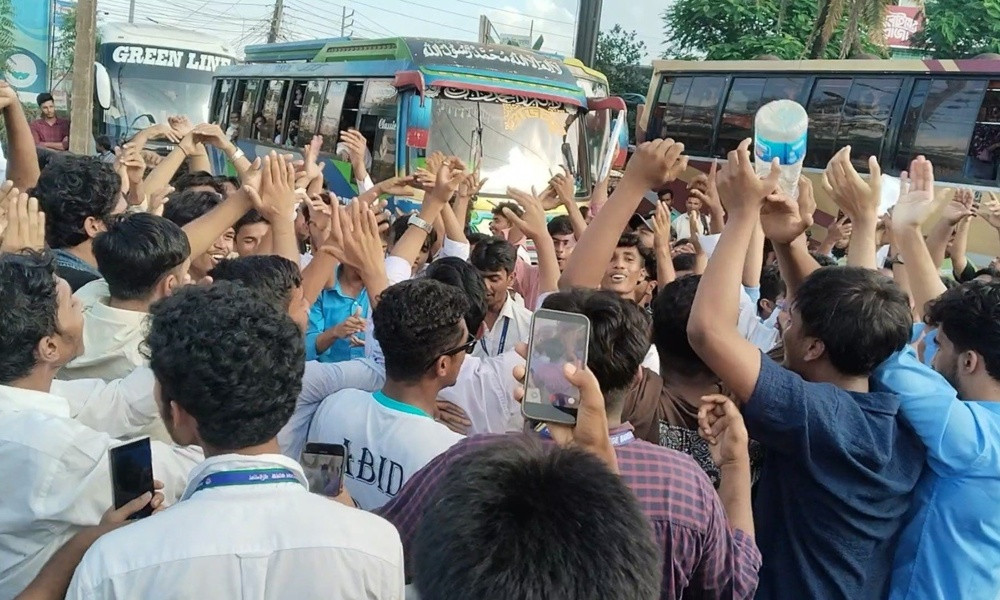 শিক্ষামন্ত্রীর পদত্যাগ দাবিতে বরিশালে ‘মার্চ টু শিক্ষা বোর্ড’ কর্মসূচি