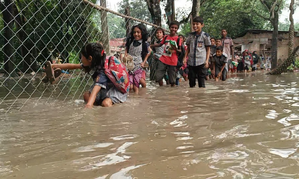 স্কুল ব্যাগ কাঁধে নিয়ে প্রতিদিন হাঁটু পানি পেরোতে হয় ১৩২ শিক্ষার্থীর
