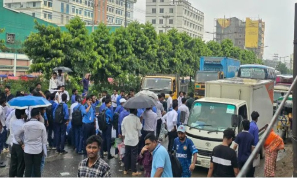 ৩ দফা দাবিতে সাভারে দ্বিতীয় দিনের মতো সড়ক অবরোধ শিক্ষার্থীদের