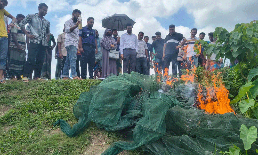 কেন্দুয়ায় অবৈধ চায়না দুয়ারি জাল পুড়িয়ে ধ্বংস, ২ ব্যবসায়ীকে জরিমানা