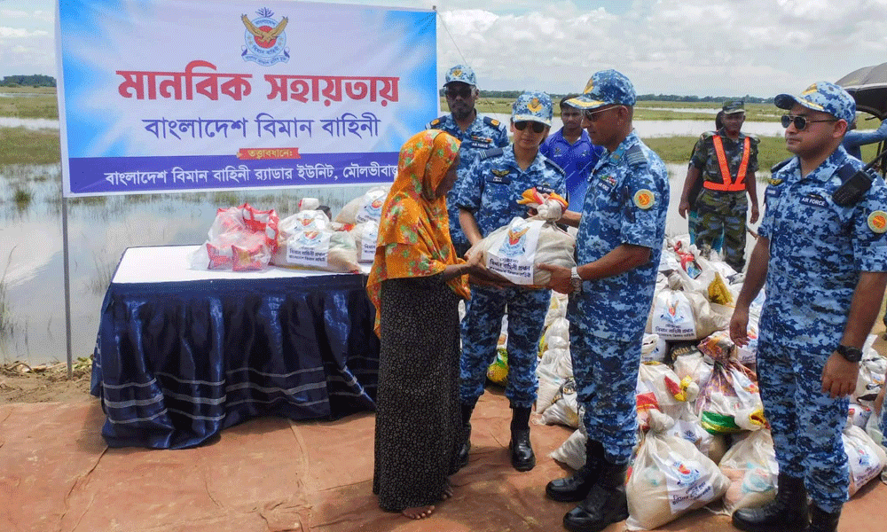 মৌলভীবাজারের বন্যাদুর্গতদের পাশে বিমানবাহিনী মহিলা কল্যাণ সমিতি