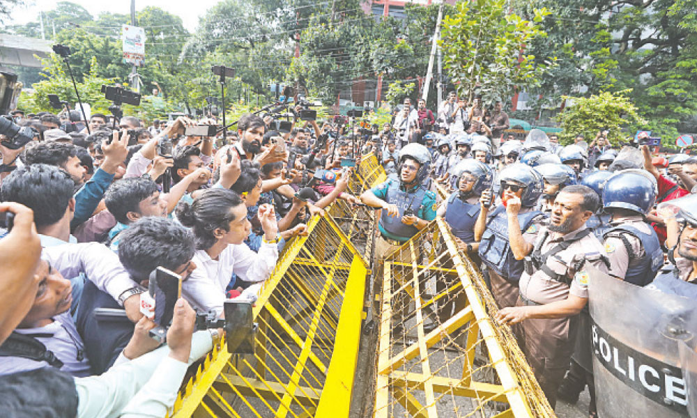 পরীক্ষার্থীরা আন্দোলনে অনড়