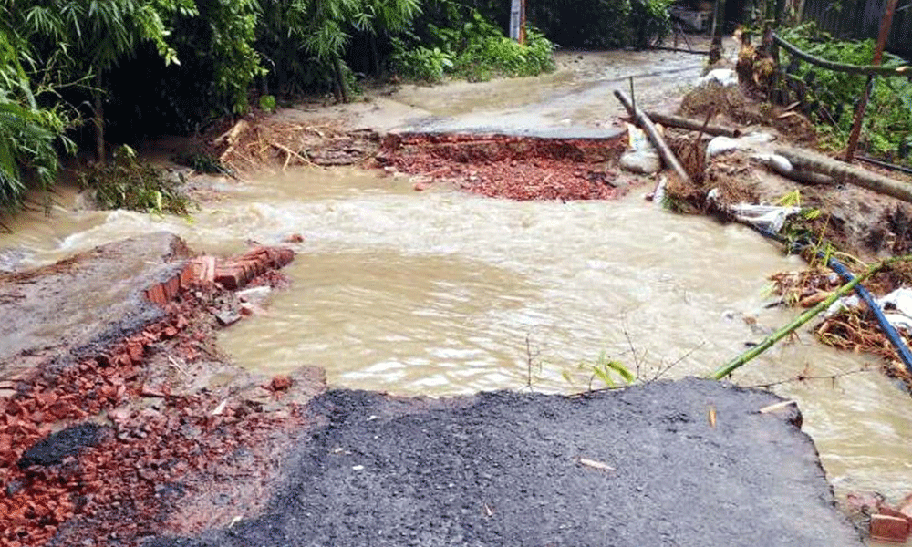 বন্যার পানিতে তছনছ কক্সবাজার, ক্ষতি প্রায় ৯০০ কোটি টাকা
