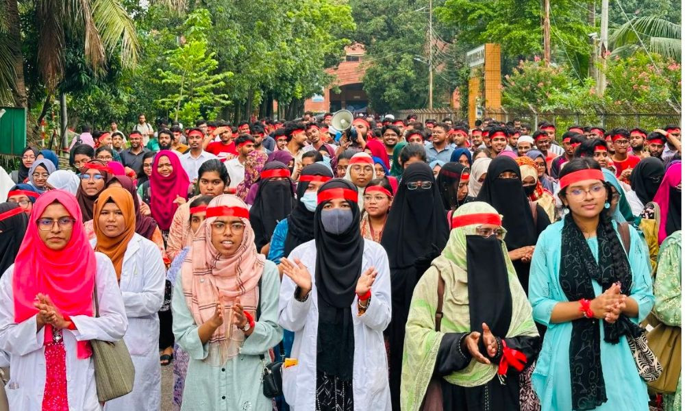 ক্যাডার বঞ্চিতের অভিযোগ, টানা ১২ দিনের আন্দোলনে শেকৃবি শিক্ষার্থীরা