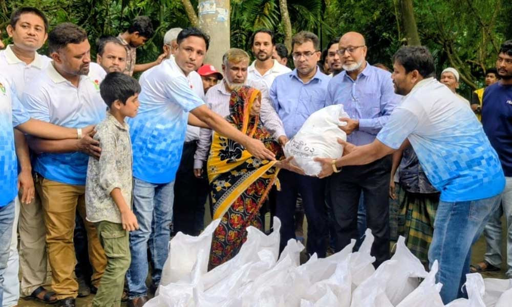রামুতে বন্যাদুর্গত ১ হাজার পরিবার পেল ত্রাণসামগ্রী