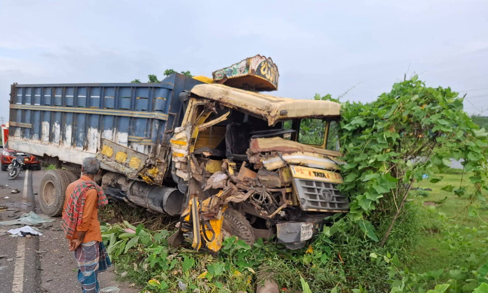 নেত্রকোনায় দুই ট্রাকের সংঘর্ষে চালক নিহত, আহত ২