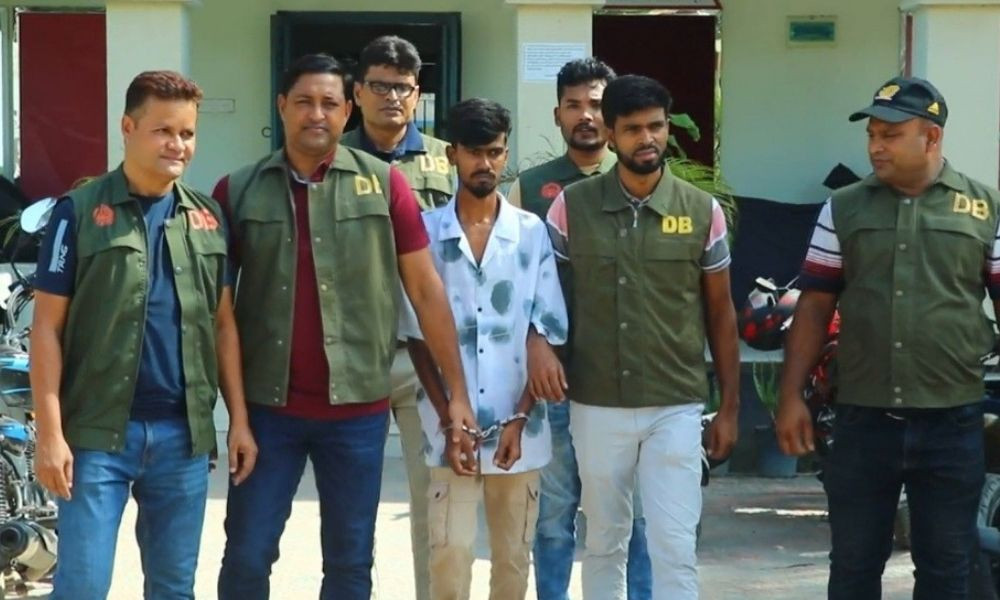 আর্জেন্টিনার খেলা ঘিরে ভূরিভোজের নামে চাঁদাবাজি, আগ্নেয়াস্ত্রসহ গ্রেপ্তার ১