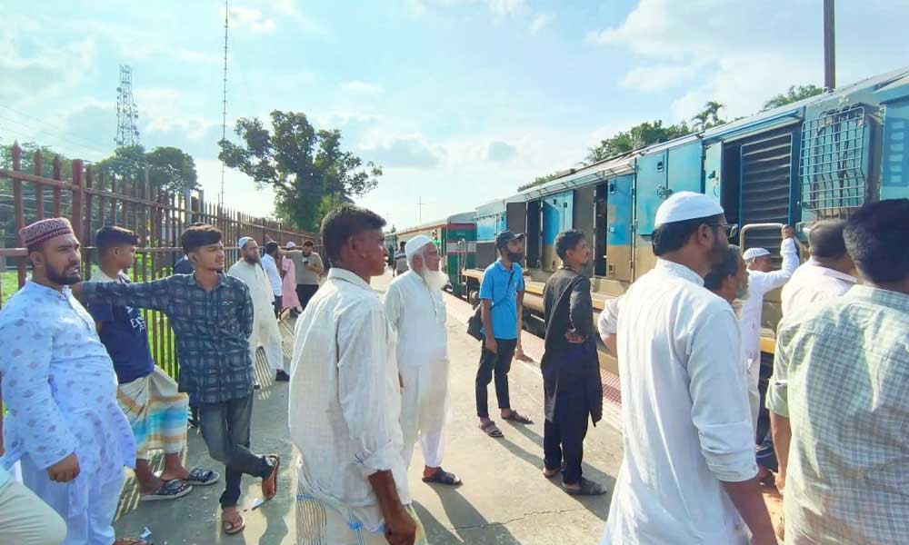 হঠাৎ বিকল ট্রেনের ইঞ্জিন, আড়াই ঘণ্টা পর চালু তিস্তা এক্সপ্রেস
