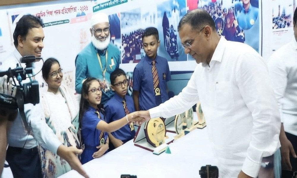 প্রধানমন্ত্রীর সান্নিধ্যে আলমডাঙ্গার ৪ শিশু শিক্ষার্থী