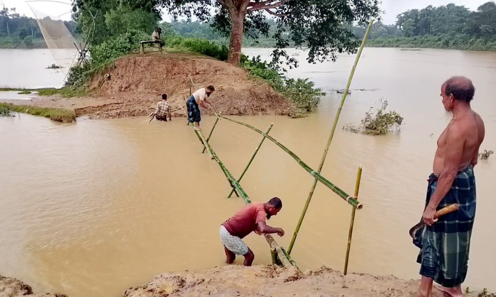 সাড়ে ৩ বছর ধরে বিএসএফের বাধায় কাজ বন্ধ, বন্যা আতঙ্কে মনুপারের লাখো মানুষ